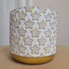 Osłonka na doniczkę ceramiczna biała świąteczna w złote gwiazdki 12cm