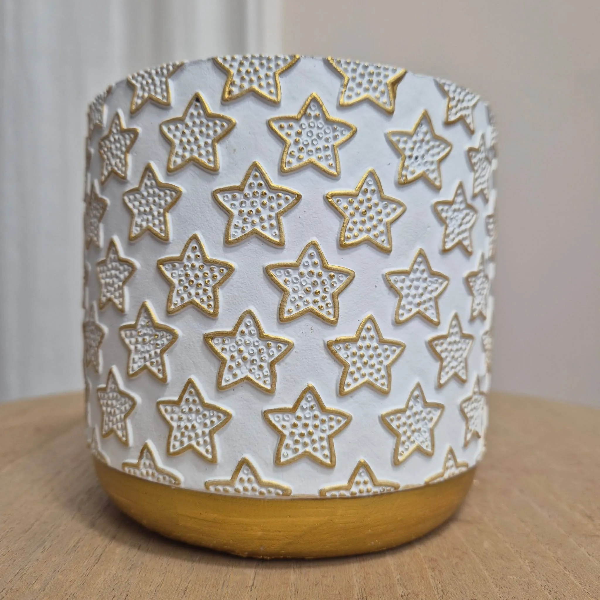 Osłonka na doniczkę ceramiczna biała świąteczna w złote gwiazdki 12cm