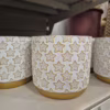 Osłonka na doniczkę ceramiczna biała świąteczna w złote gwiazdki 12cm