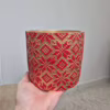 Osłonka na doniczkę ceramiczna złota świąteczna w czerwone śnieżynki 12cm