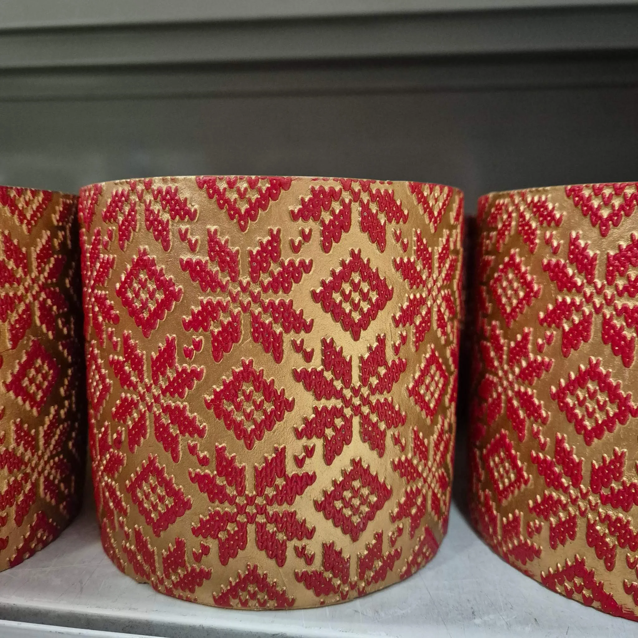 Osłonka na doniczkę ceramiczna złota świąteczna w czerwone śnieżynki 12cm