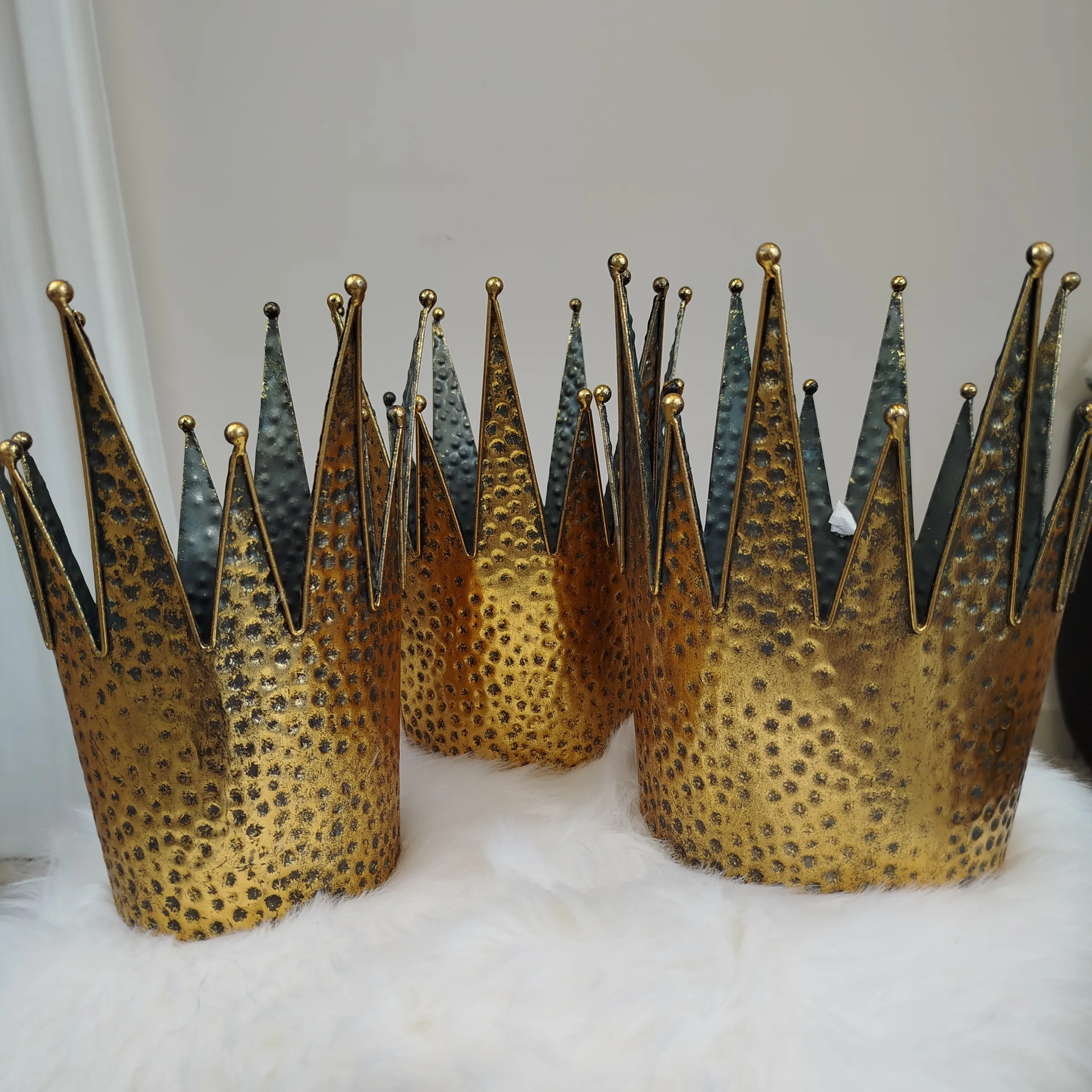 Osłonka na doniczkę metalowa złota korona