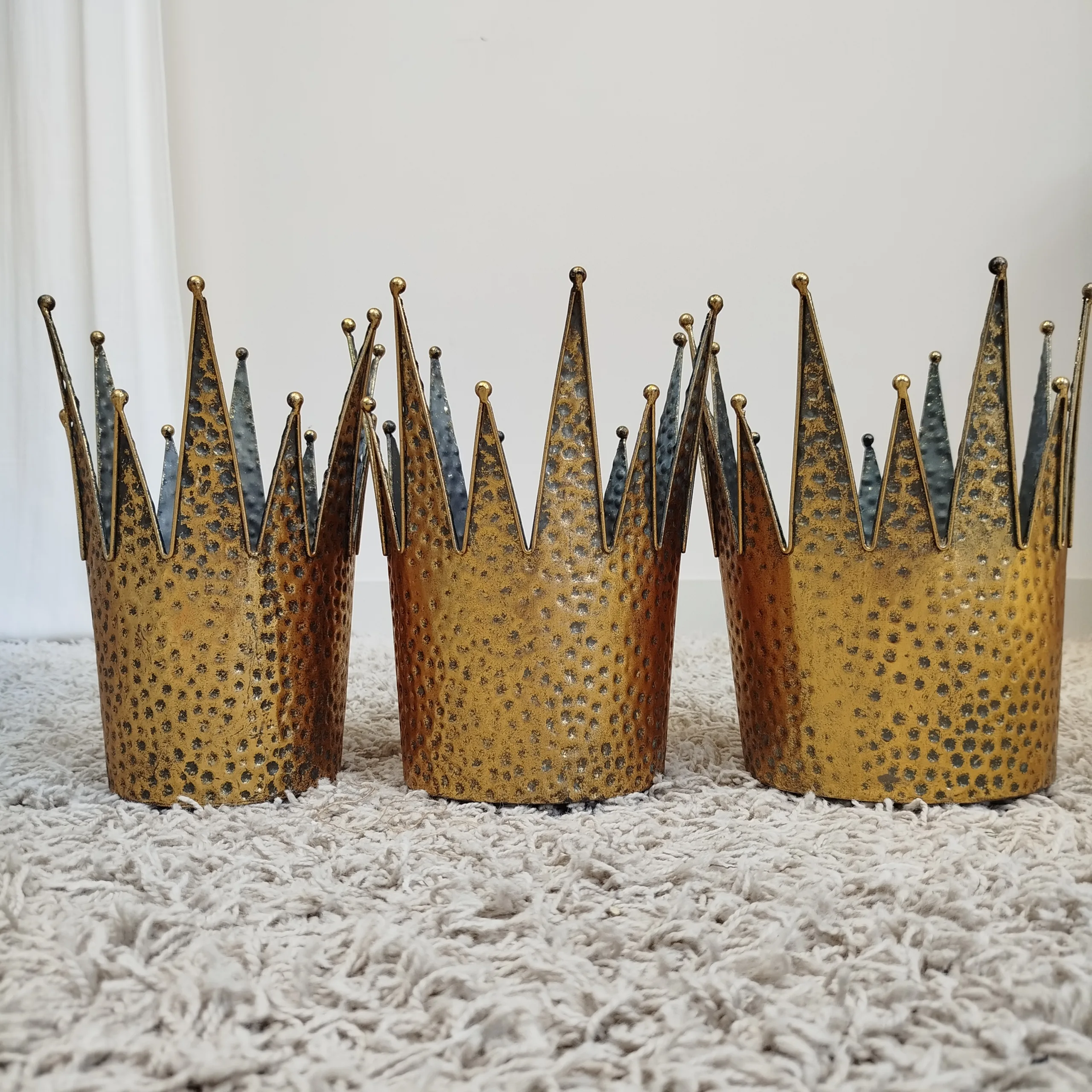 Osłonka na doniczkę metalowa złota korona