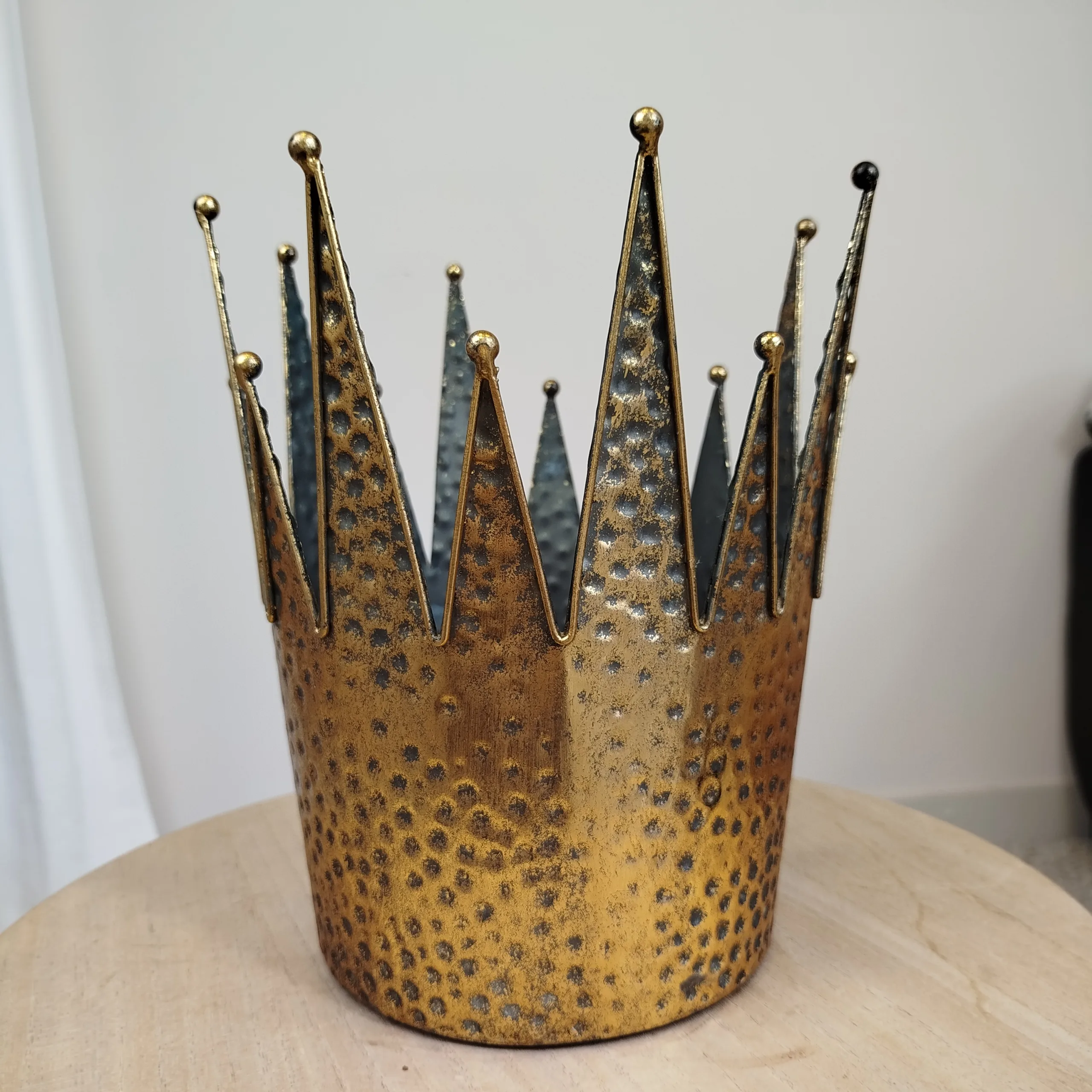 Osłonka na doniczkę metalowa złota korona