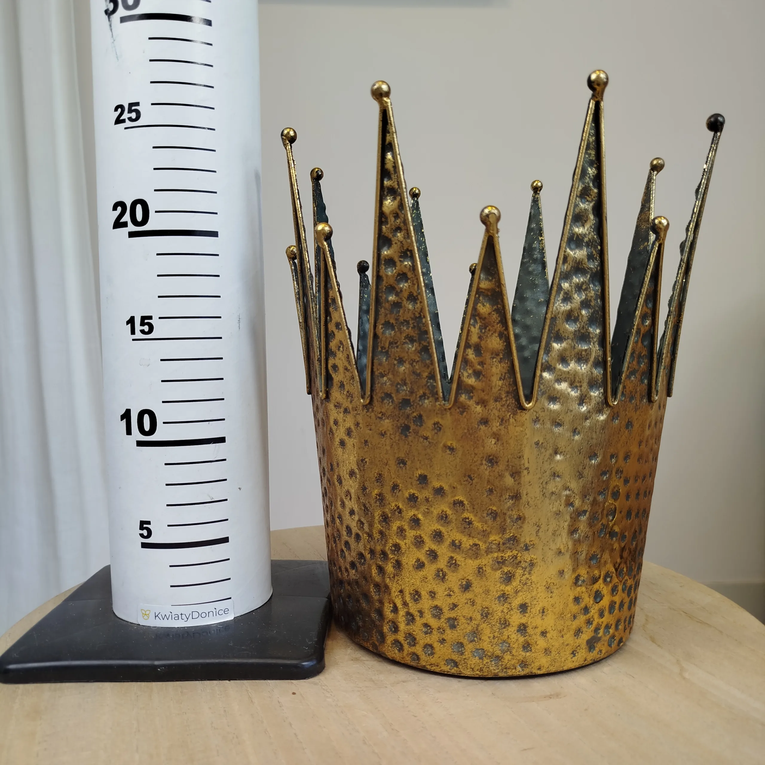 Osłonka na doniczkę metalowa złota korona