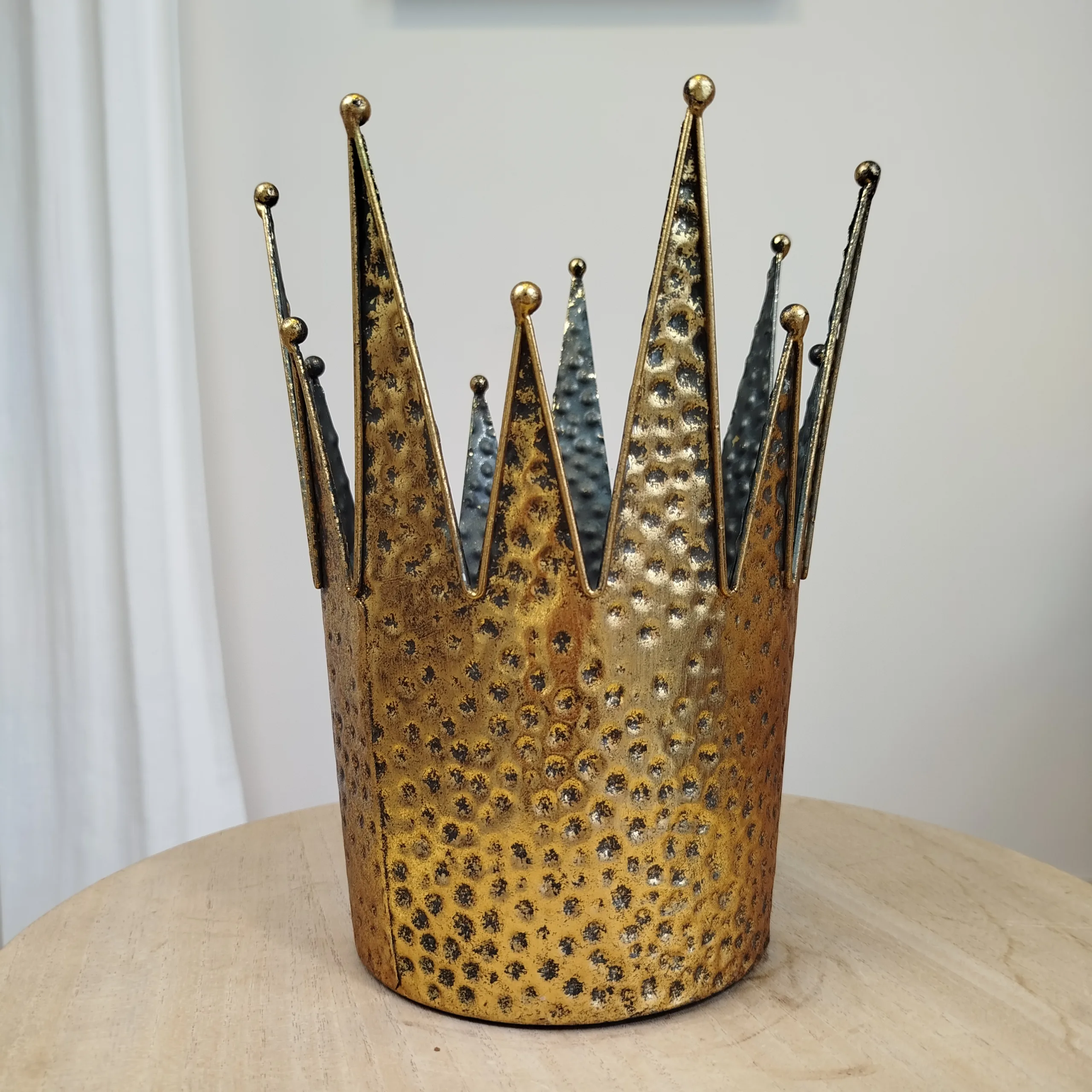 Osłonka na doniczkę metalowa złota korona