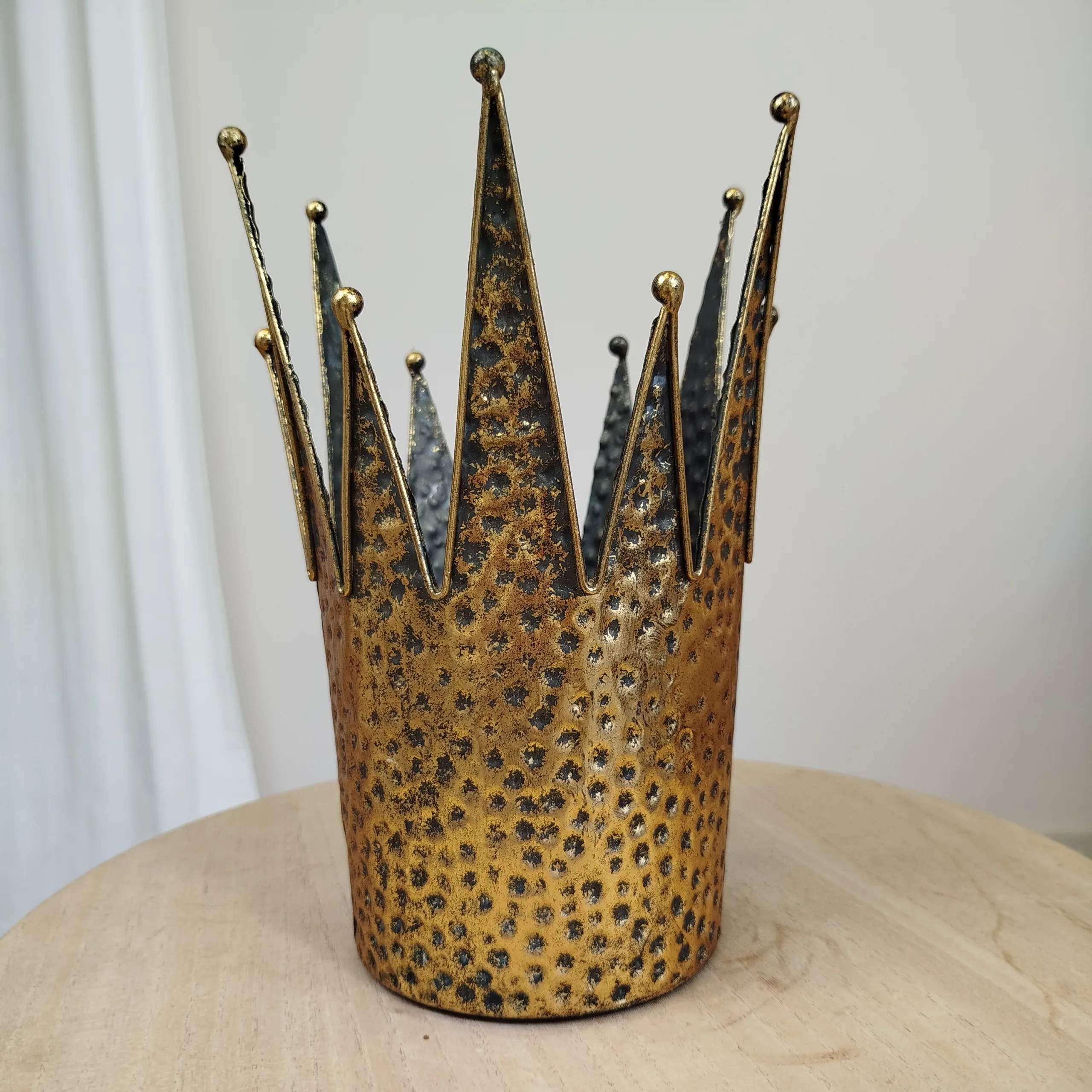 Osłonka na doniczkę metalowa złota korona