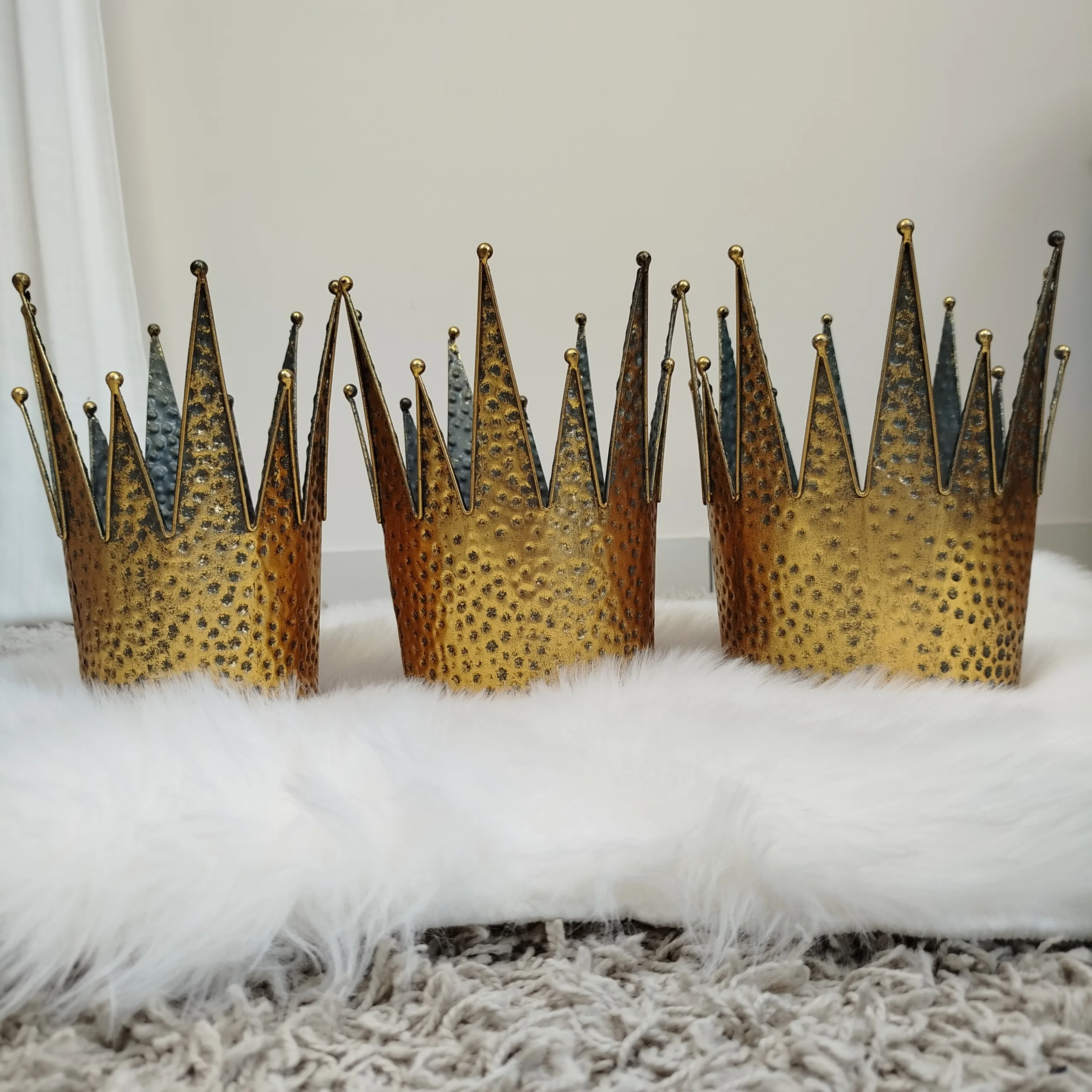 Osłonka na doniczkę metalowa złota korona