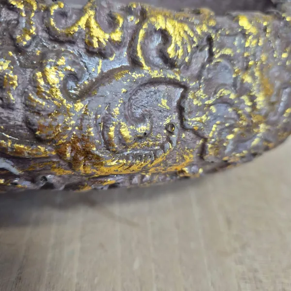 Osłonka na doniczkę betonowa brązowa ze złotymi zdobieniami 20x10cm