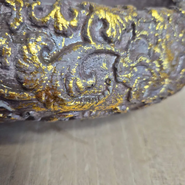 Osłonka na doniczkę betonowa brązowa ze złotymi zdobieniami 20x10cm