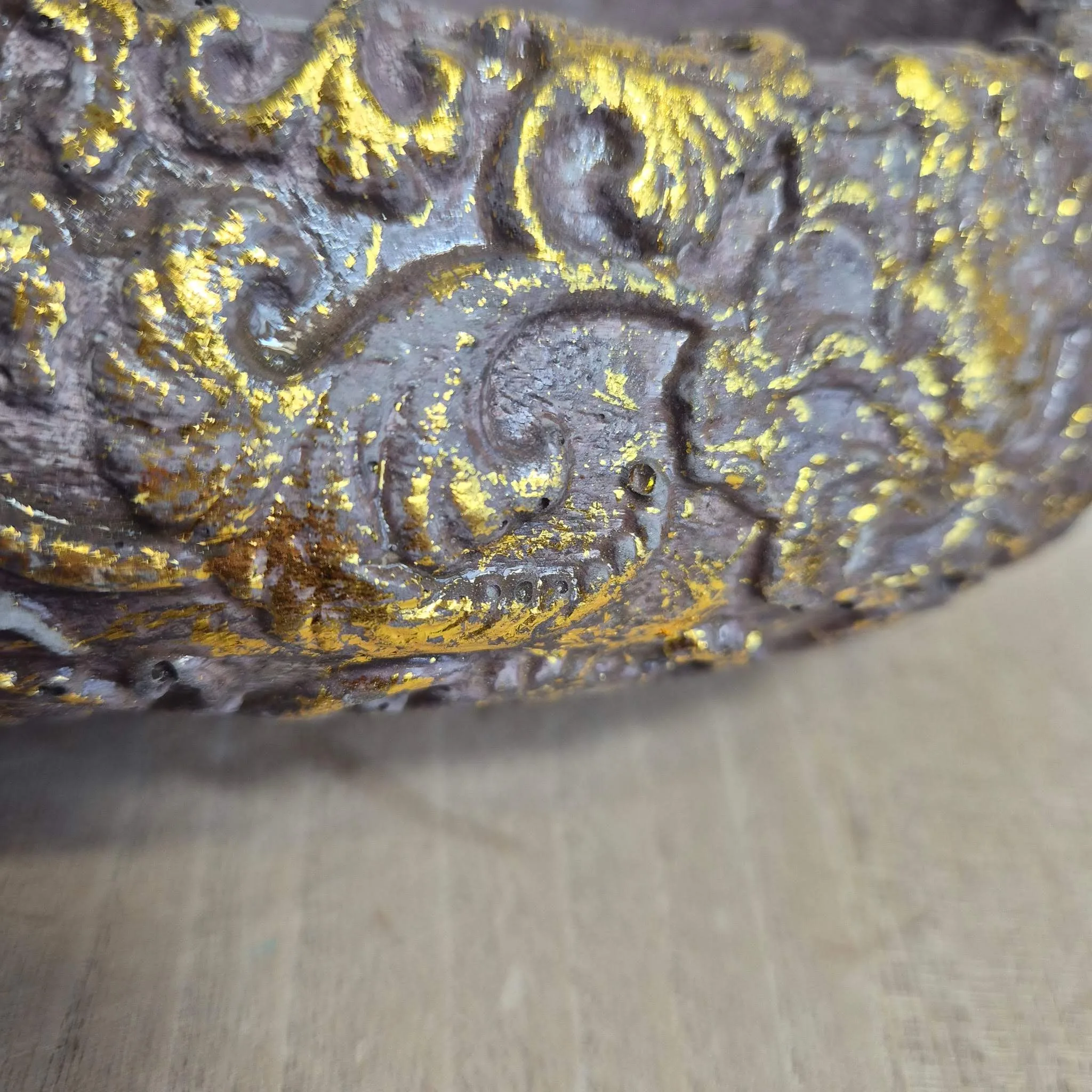 Osłonka na doniczkę betonowa brązowa ze złotymi zdobieniami 20x10cm