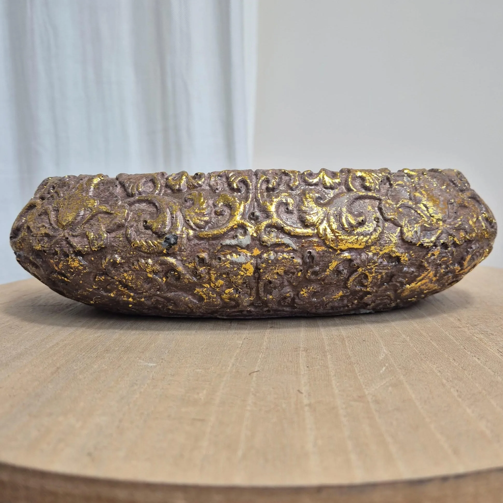 Osłonka na doniczkę betonowa brązowa ze złotymi zdobieniami 20x10cm