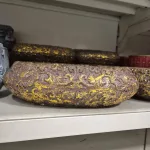 Osłonka na doniczkę betonowa brązowa ze złotymi zdobieniami 20x10cm