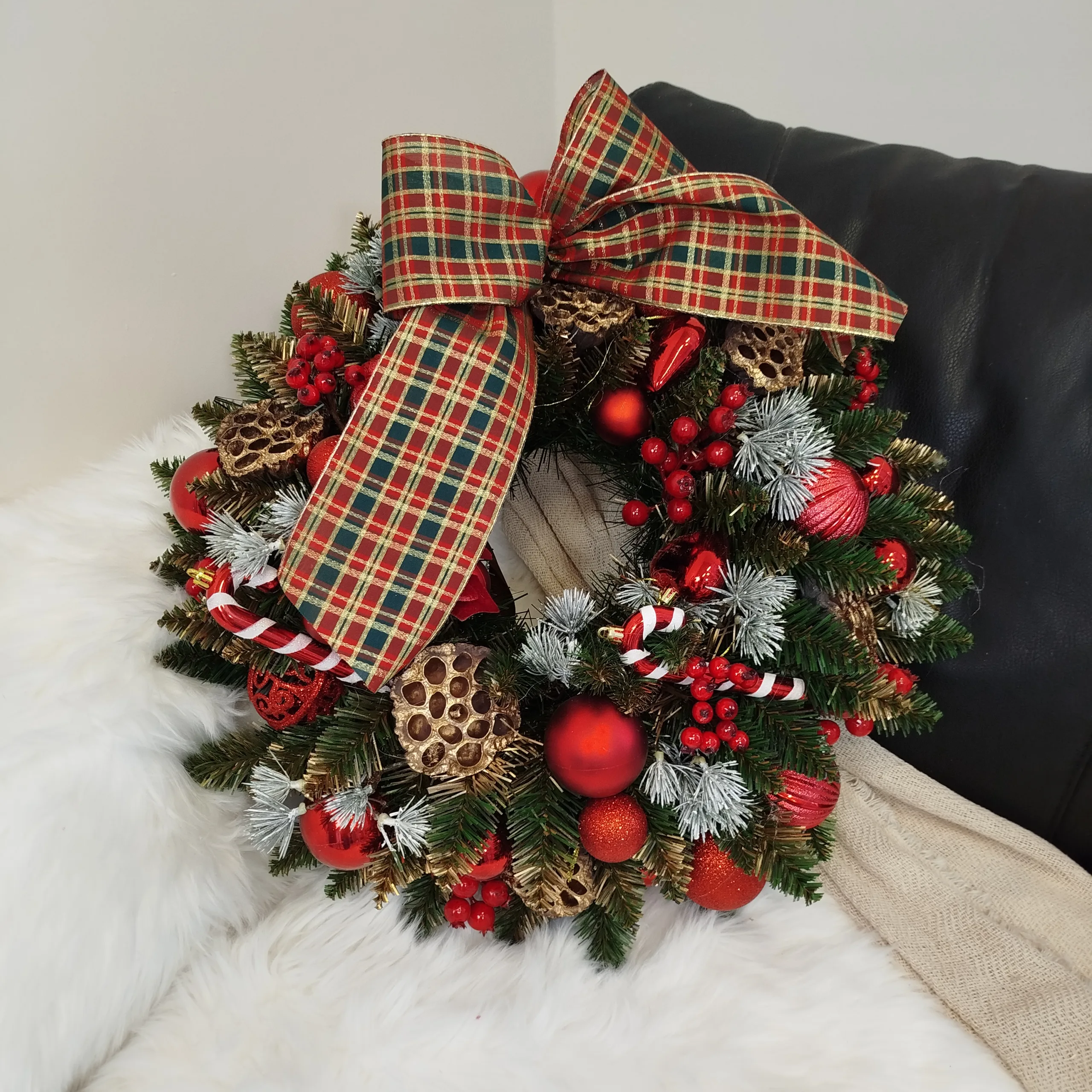 Wianek na drzwi świąteczny bożonarodzeniowy sztuczny z kokardą w kratę 50cm
