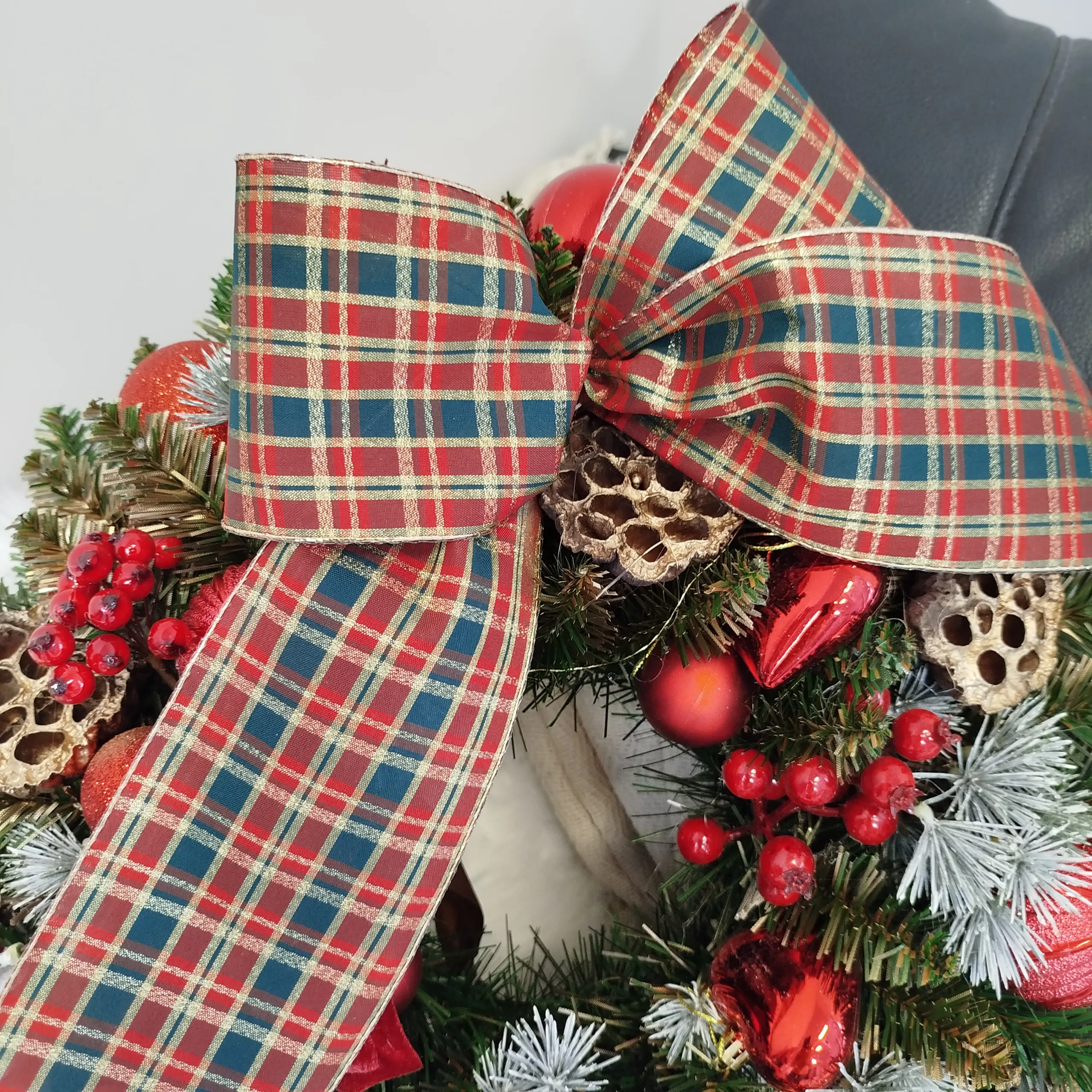 Wianek na drzwi świąteczny bożonarodzeniowy sztuczny z kokardą w kratę 50cm