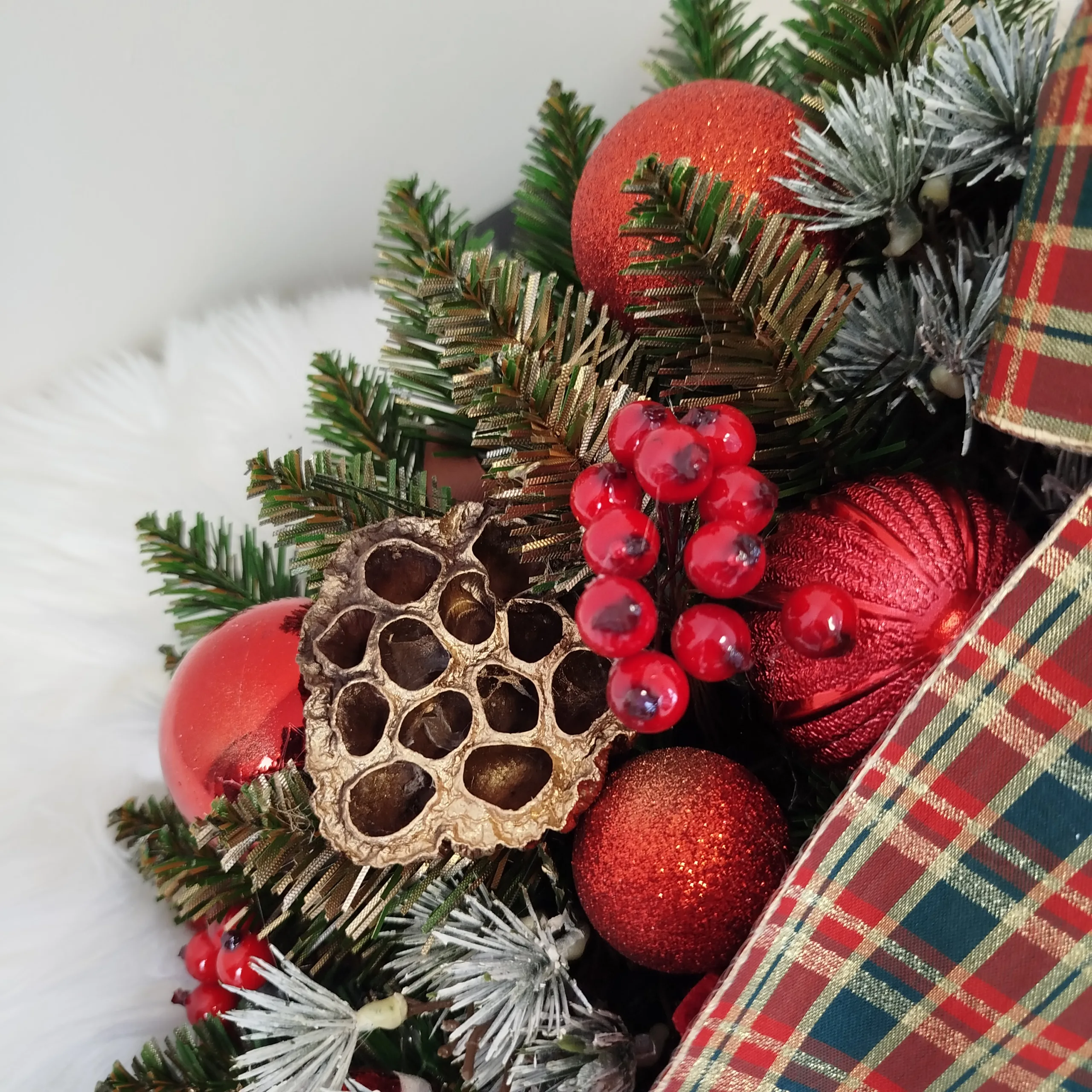 Wianek na drzwi świąteczny bożonarodzeniowy sztuczny z kokardą w kratę 50cm