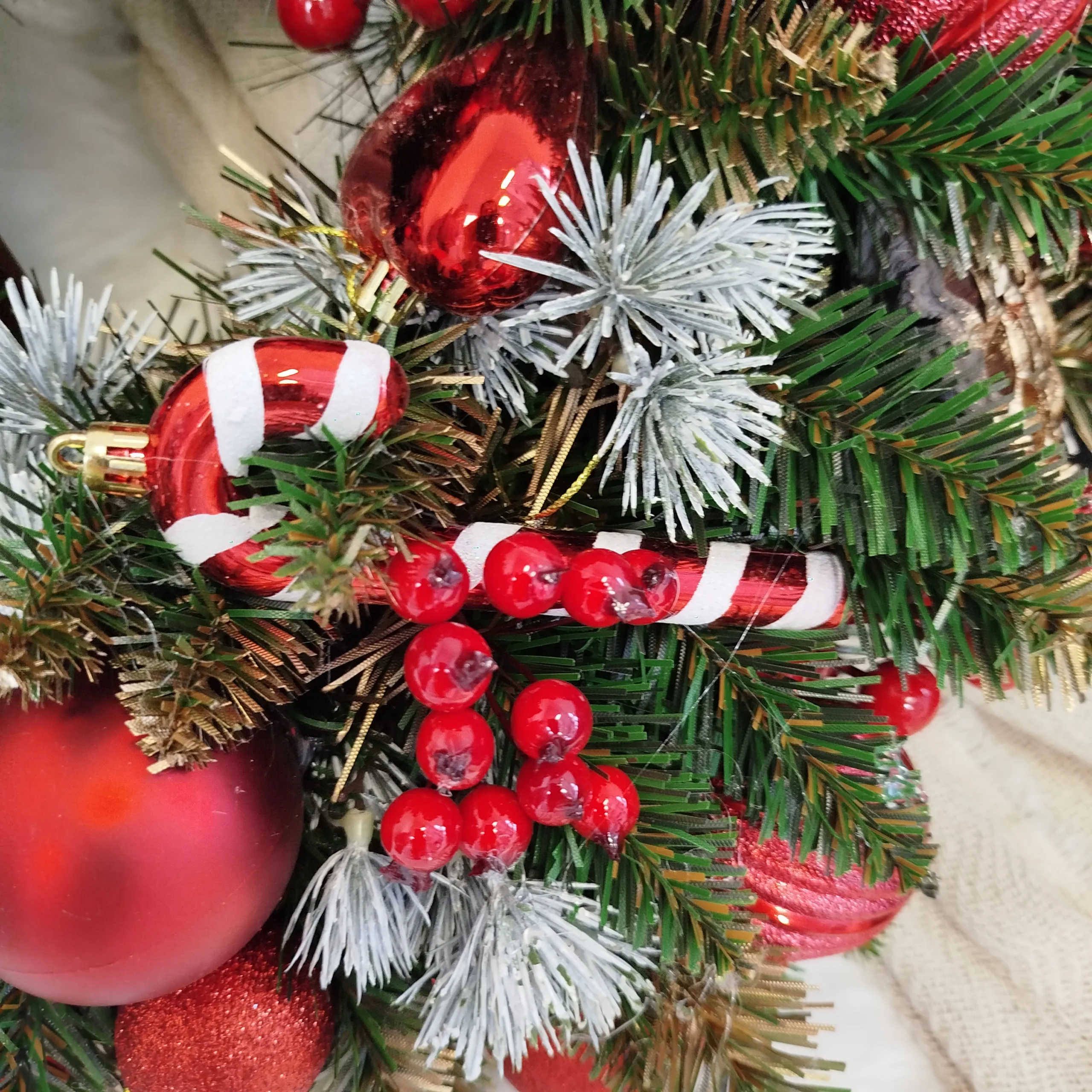 Wianek na drzwi świąteczny bożonarodzeniowy sztuczny z kokardą w kratę 50cm