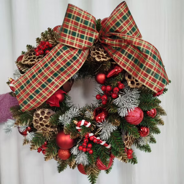 Wianek na drzwi świąteczny bożonarodzeniowy sztuczny z kokardą w kratę 50cm