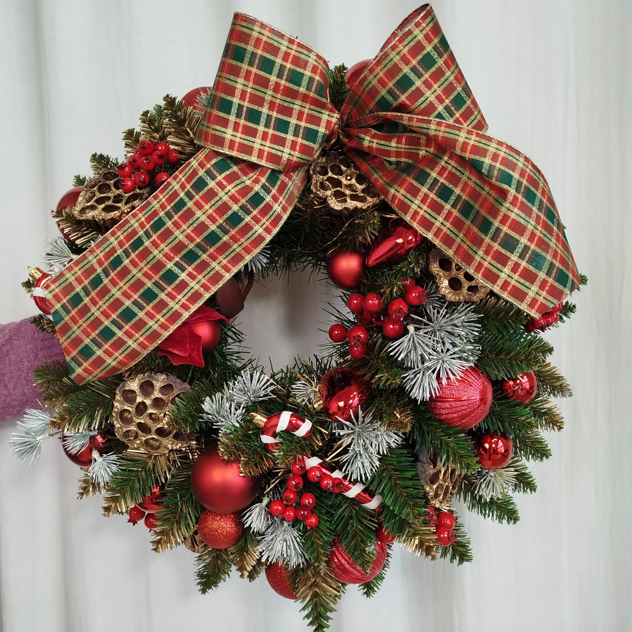Wianek na drzwi świąteczny bożonarodzeniowy sztuczny z kokardą w kratę 50cm