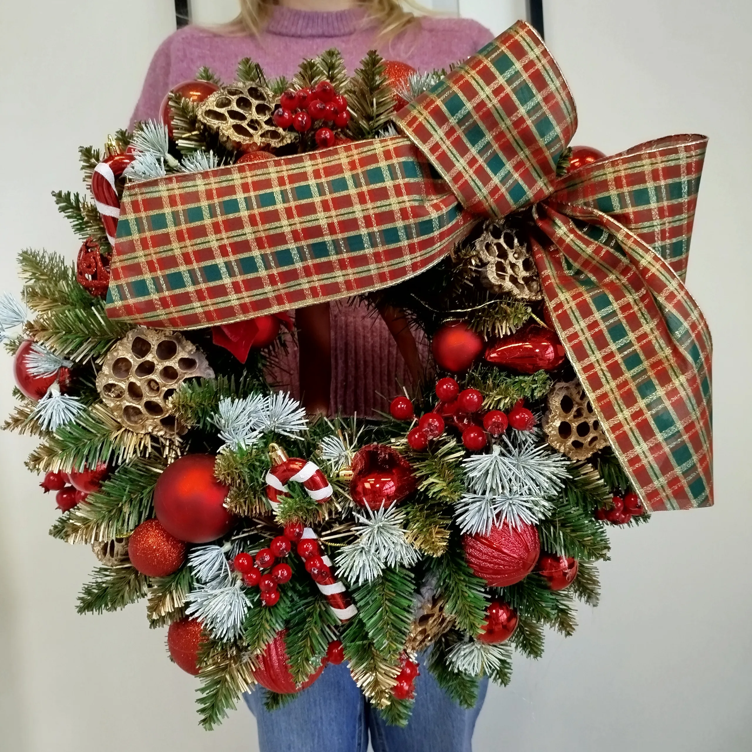 Wianek na drzwi świąteczny bożonarodzeniowy sztuczny z kokardą w kratę 50cm