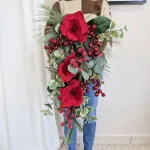 Stroik na drzwi świąteczny bożonarodzeniowy czerwone kwiaty sztuczny 65cm