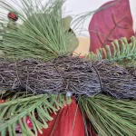 Stroik na drzwi świąteczny bożonarodzeniowy czerwone kwiaty sztuczny 65cm