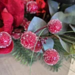 Stroik na drzwi świąteczny bożonarodzeniowy czerwone kwiaty sztuczny 65cm