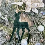 Wianek na drzwi świąteczny bożonarodzeniowy sztuczny z jeleniem zielonym 65cm