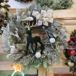 Wianek na drzwi świąteczny bożonarodzeniowy sztuczny z jeleniem zielonym 65cm