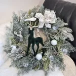 Wianek na drzwi świąteczny bożonarodzeniowy sztuczny z jeleniem zielonym 65cm