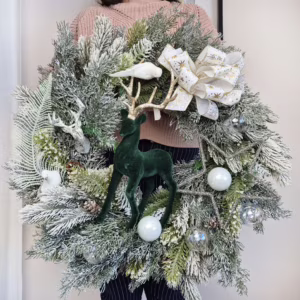 Wianek na drzwi świąteczny bożonarodzeniowy sztuczny z jeleniem zielonym 65cm