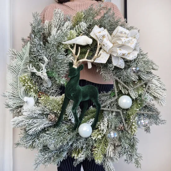 Wianek na drzwi świąteczny bożonarodzeniowy sztuczny z jeleniem zielonym 65cm
