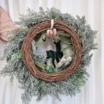 Wianek na drzwi świąteczny bożonarodzeniowy sztuczny z jeleniem zielonym 65cm