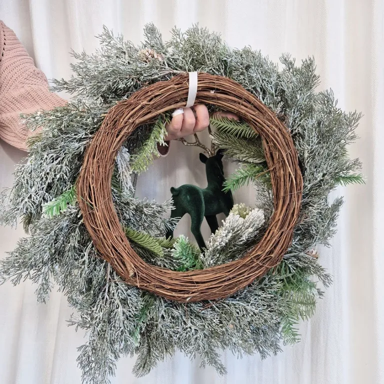 Wianek na drzwi świąteczny bożonarodzeniowy sztuczny z jeleniem zielonym 65cm
