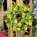 Wianek na drzwi wiosenny ze sztucznych żółtych kwiatów ręcznie robiony 35cm