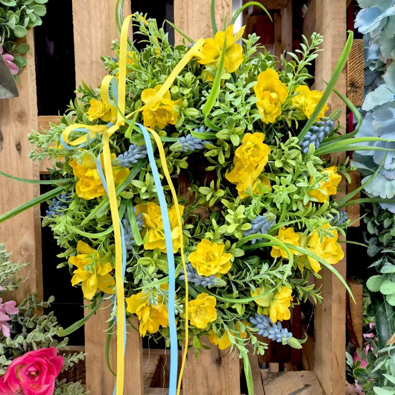 Wianek na drzwi wiosenny ze sztucznych żółtych kwiatów ręcznie robiony 35cm