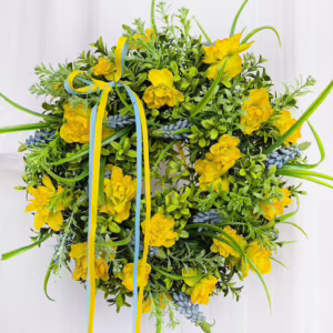 Wianek na drzwi wiosenny ze sztucznych żółtych kwiatów ręcznie robiony 35cm