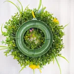 Wianek na drzwi wiosenny ze sztucznych żółtych kwiatów ręcznie robiony 35cm