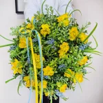 Wianek na drzwi wiosenny ze sztucznych żółtych kwiatów ręcznie robiony 35cm