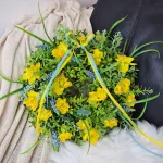Wianek na drzwi wiosenny ze sztucznych żółtych kwiatów ręcznie robiony 35cm