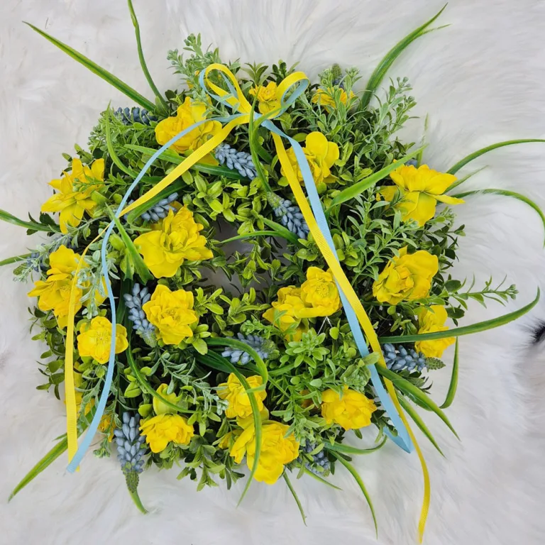Wianek na drzwi wiosenny ze sztucznych żółtych kwiatów ręcznie robiony 35cm