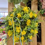 Wianek na drzwi wiosenny ze sztucznych żółtych kwiatów ręcznie robiony 35cm