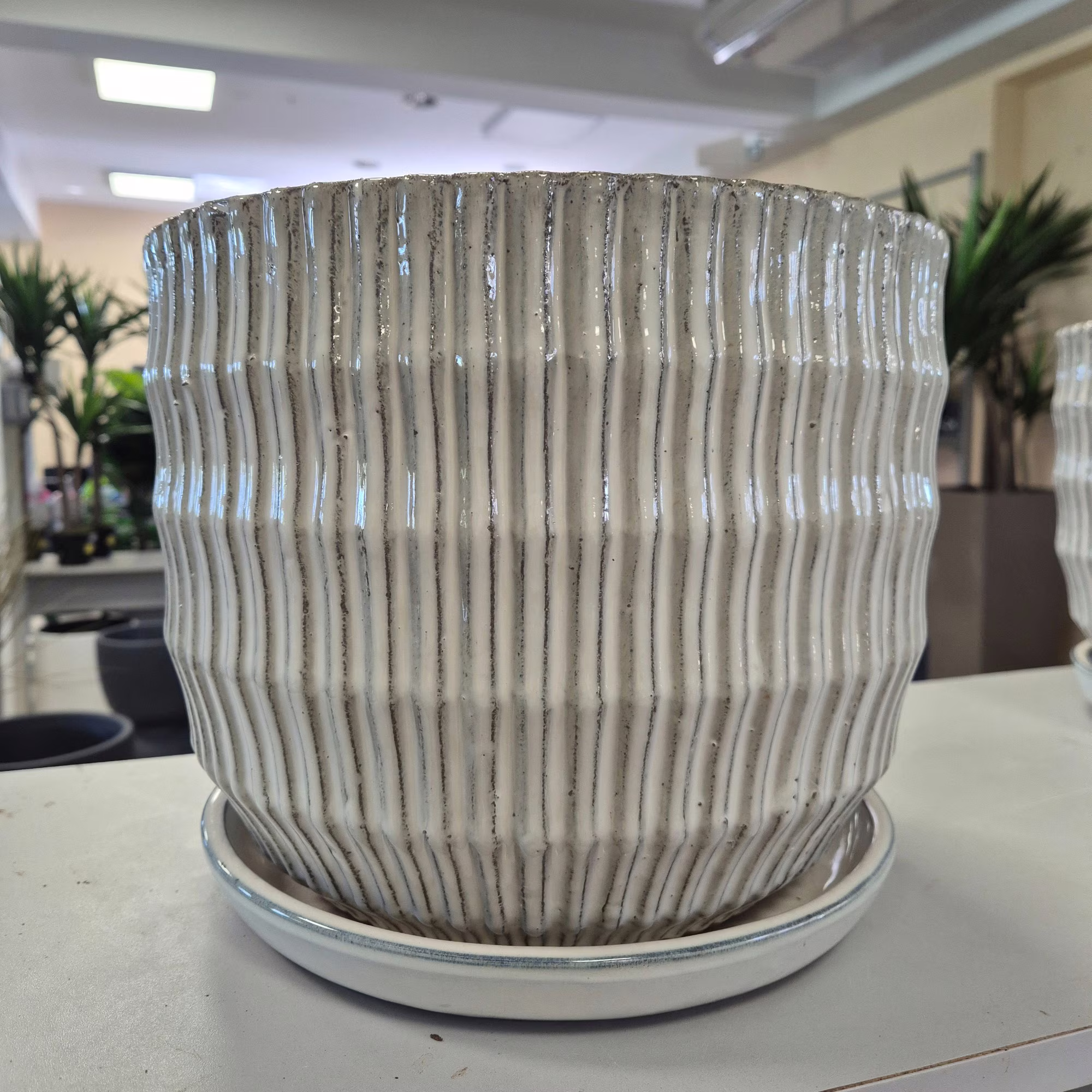 Doniczka ceramiczna prążkowana z podstawką biała 29cm