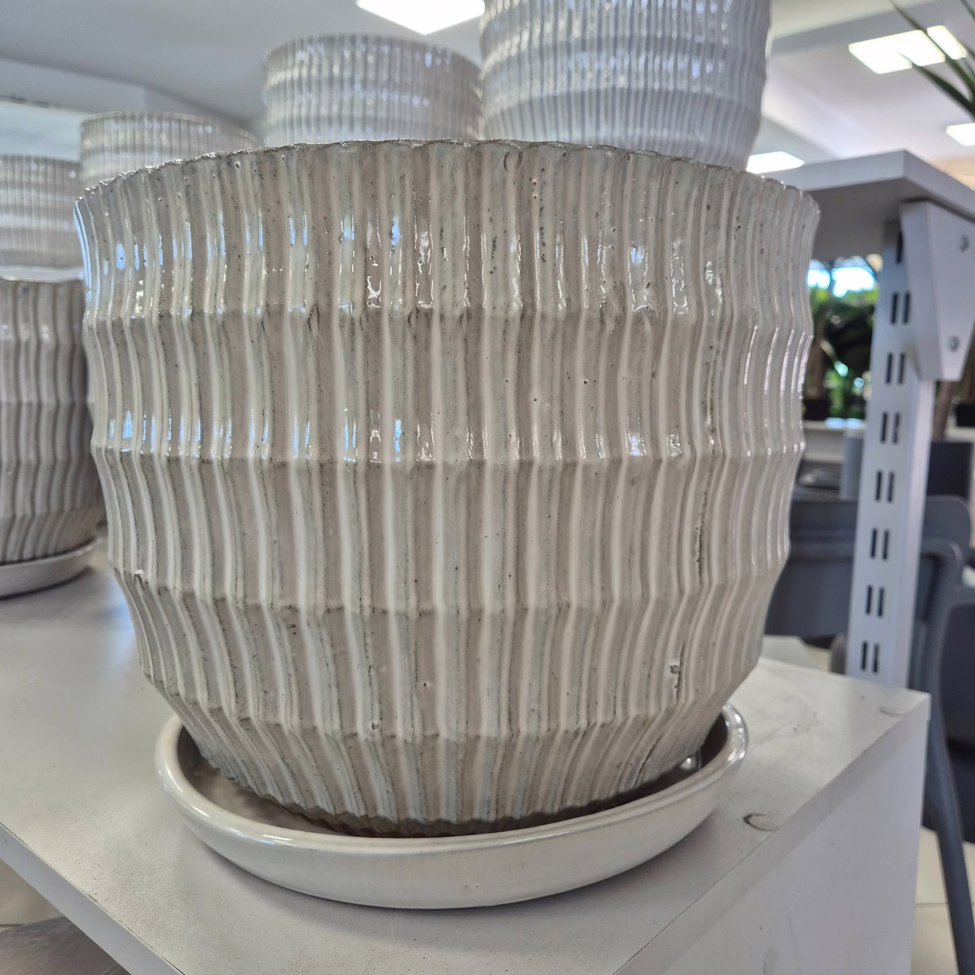 Donica duża z podstawką doniczka ogrodowa ceramiczna beż