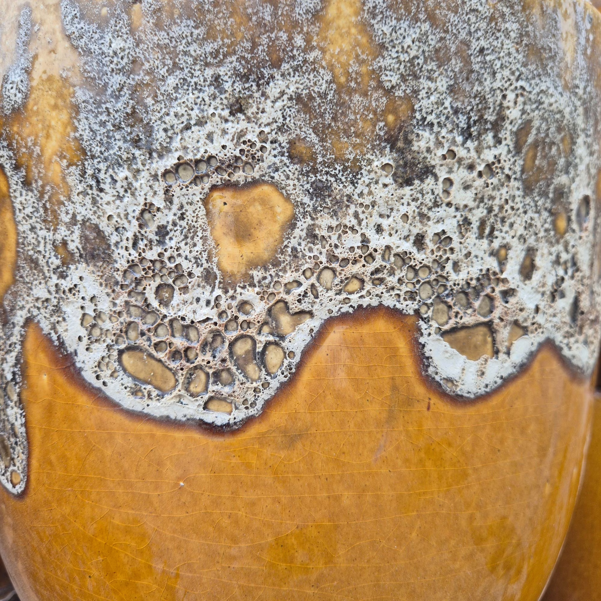Doniczka ceramiczna musztardowa z efektem lawy wulkanicznej 25cm
