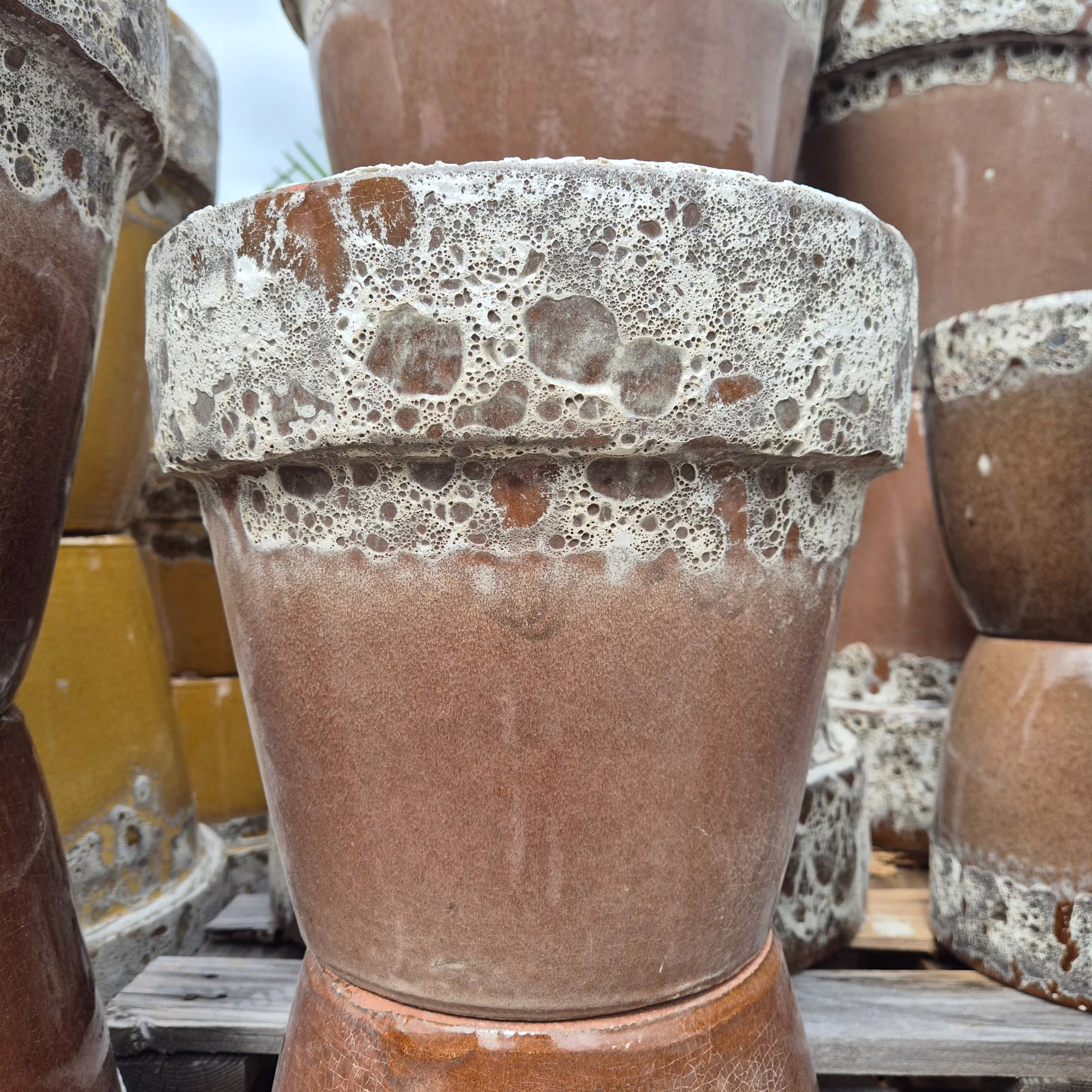 Doniczka ceramiczna stożkowa brązowa z lawy wulkanicznej 31cm
