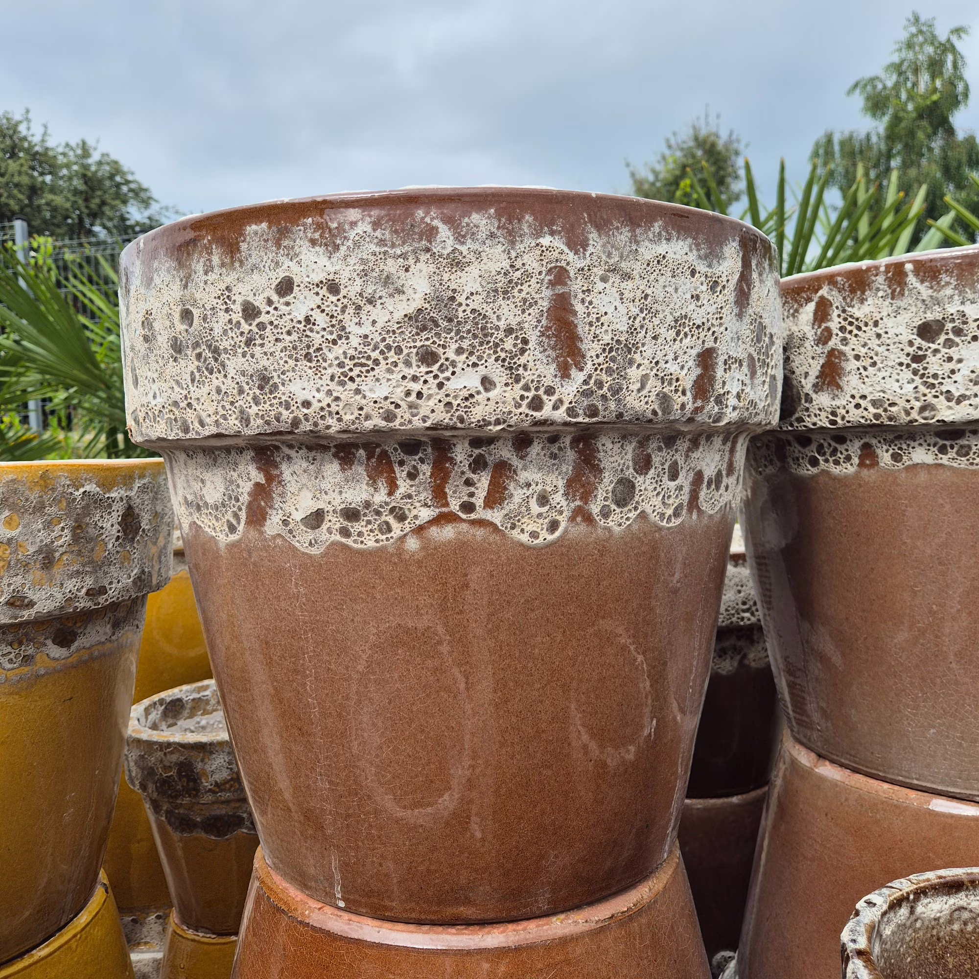 Doniczka ceramiczna stożkowa brązowa z lawy wulkanicznej 49cm