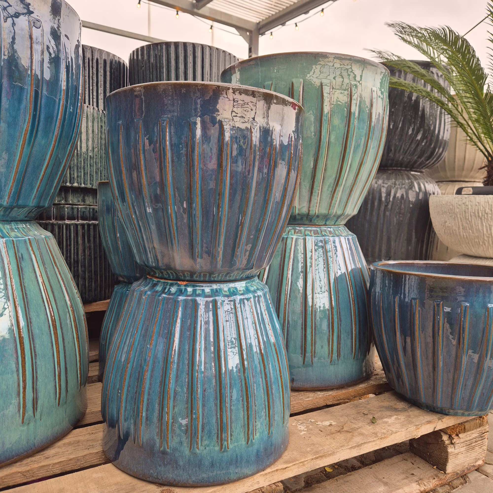 Doniczka ceramiczna stożkowa ryflowana morska 41cm