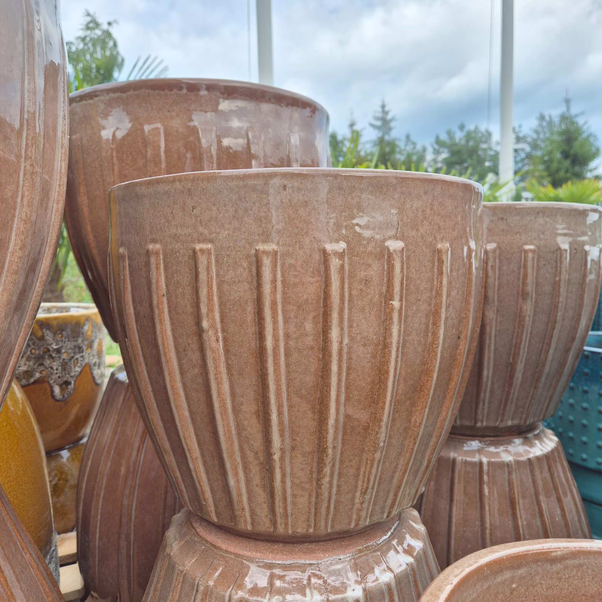 Doniczka ceramiczna stożkowa ryflowana brązowa 33cm