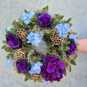 Wianek na grób z fioletowych kwiatów kompozycja nagrobna handmade